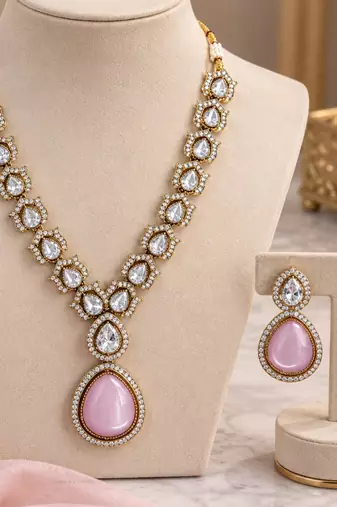 Baby pink mehandi-plated agate stone necklace set with earrings