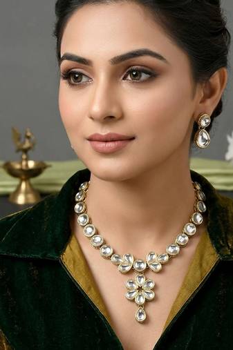 Kundan and alloy jewellery set for women
