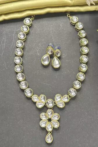 Kundan and alloy jewellery set for women