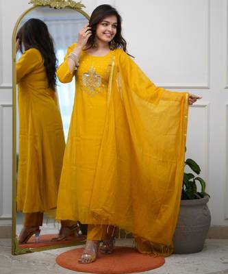Women's chanderi yellow embroidered kurta set with dupatta and pant 4