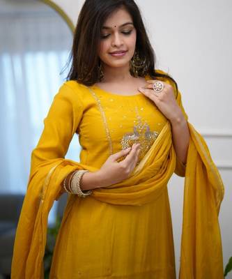 Women's chanderi yellow embroidered kurta set with dupatta and pant 5