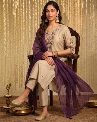 Women's chanderi cream embroidered kurta set with dupatta and pant 3