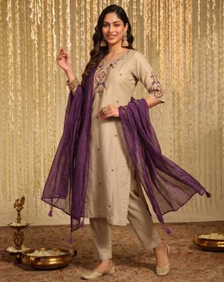 Women's chanderi cream embroidered kurta set with dupatta and pant 5