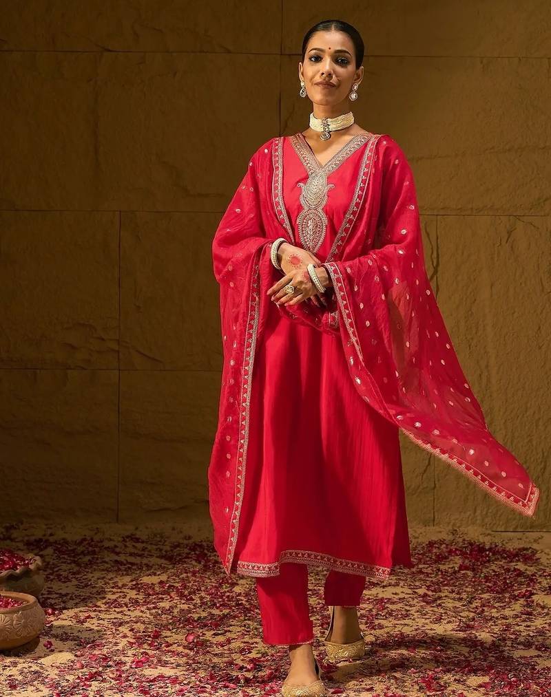 Red embroidered silk blend kurta pant dupatta set
