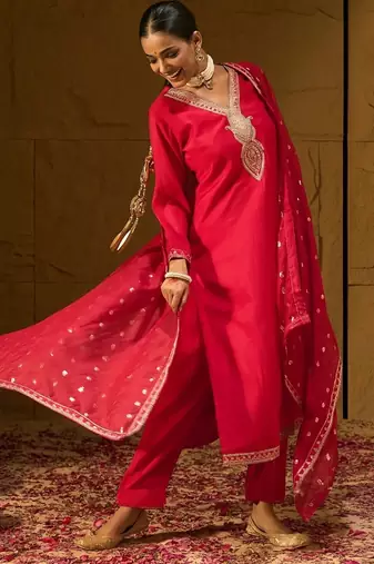 Red embroidered silk blend kurta pant dupatta set