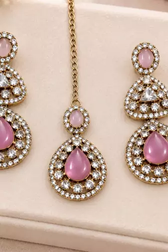 Baby pink mehandi-plated agate stone necklace set with earrings & maang tikka