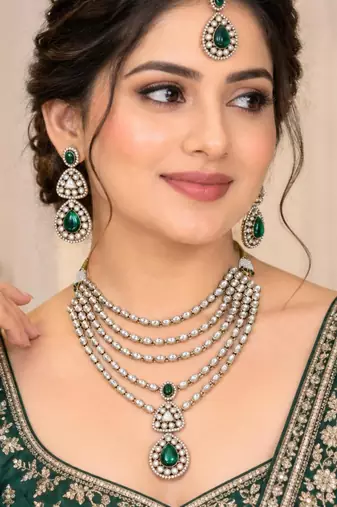 Green mehandi-plated agate stone necklace set with earrings & maang tikka