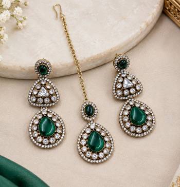 Green mehandi-plated agate stone necklace set with earrings & maang tikka 3