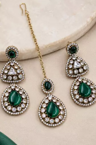 Green mehandi-plated agate stone necklace set with earrings & maang tikka