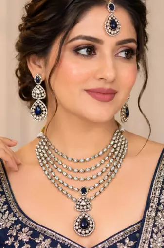 Blue mehandi-plated agate stone necklace set with earrings & maang tikka