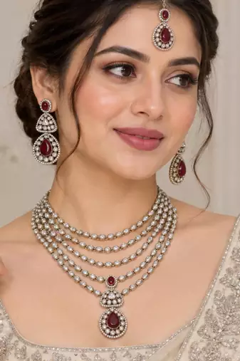 Maroon mehandi-plated agate stone necklace set with earrings & maang tikka