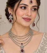 Maroon mehandi-plated agate stone necklace set with earrings & maang tikka