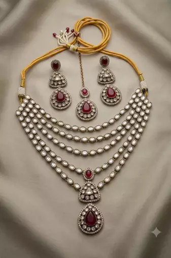 Maroon mehandi-plated agate stone necklace set with earrings & maang tikka