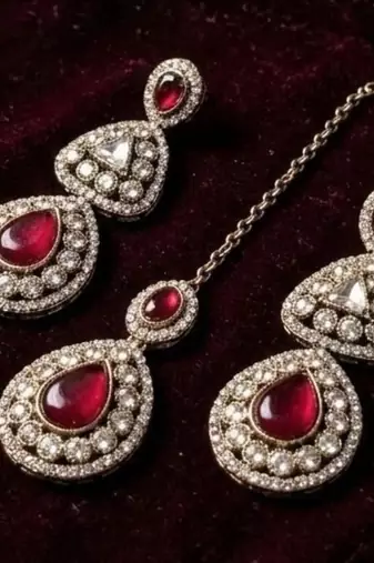 Maroon mehandi-plated agate stone necklace set with earrings & maang tikka