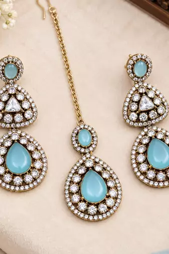 Pista mehandi-plated agate stone necklace set with earrings & maang tikka