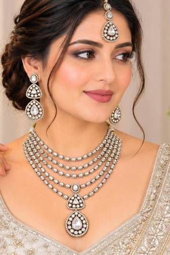 White mehandi-plated agate stone necklace set with earrings & maang tikka
