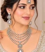 White mehandi-plated agate stone necklace set with earrings & maang tikka