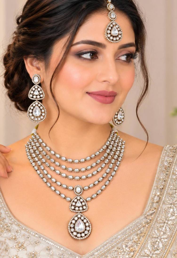 White mehandi-plated agate stone necklace set with earrings & maang tikka