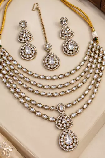 White mehandi-plated agate stone necklace set with earrings & maang tikka