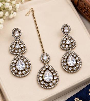White mehandi-plated agate stone necklace set with earrings & maang tikka 3