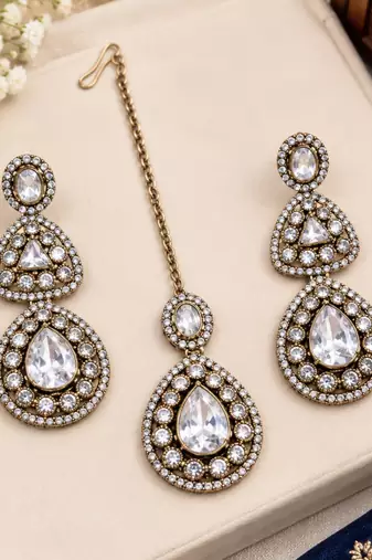 White mehandi-plated agate stone necklace set with earrings & maang tikka