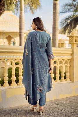 Grey embroidered silk blend kurta pant dupatta set 5