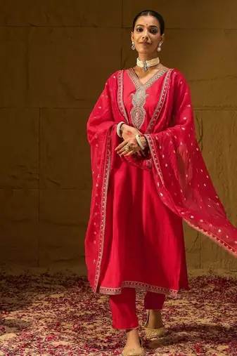 Red embroidered silk blend kurta pant dupatta set