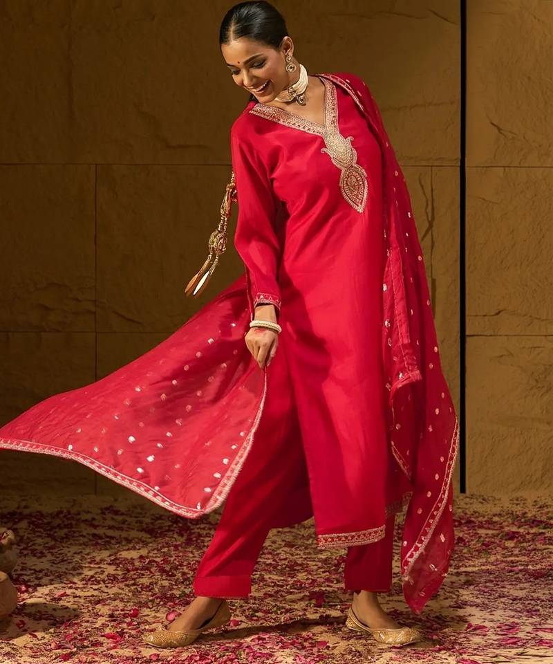 Red embroidered silk blend kurta pant dupatta set