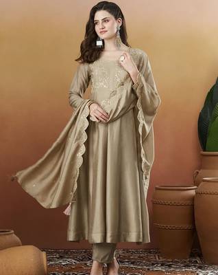 Chiku embroidered silk blend kurta pant dupatta set 3