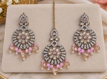 Baby pink mehandi-plated agate stone necklace set with earrings & maang tikka 3