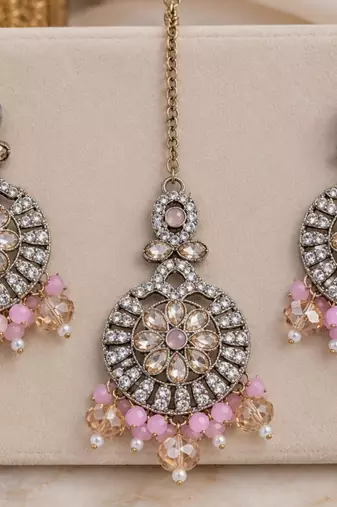 Baby pink mehandi-plated agate stone necklace set with earrings & maang tikka