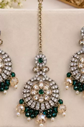 Green mehandi-plated agate stone necklace set with earrings & maang tikka