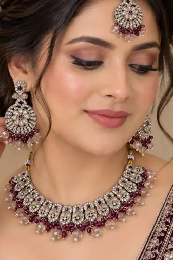 Magenta mehandi-plated agate stone necklace set with earrings & maang tikka