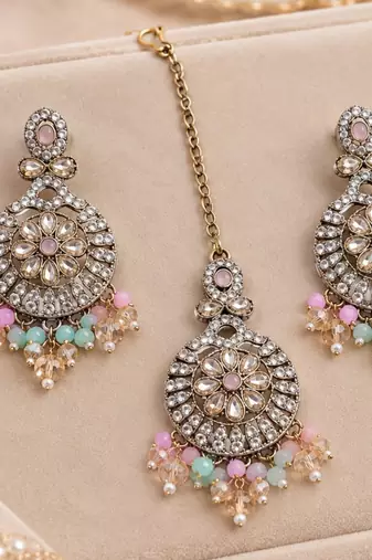 Pink pista mehandi-plated agate stone necklace set with earrings & maang tikka