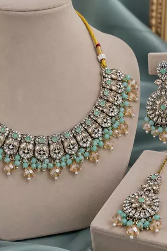 Pista mehandi-plated agate stone necklace set with earrings & maang tikka