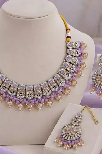 Purple mehandi-plated agate stone necklace set with earrings & maang tikka