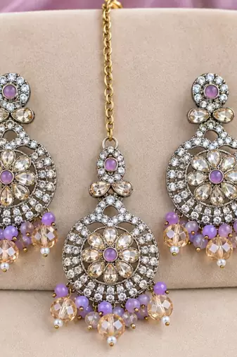Purple mehandi-plated agate stone necklace set with earrings & maang tikka