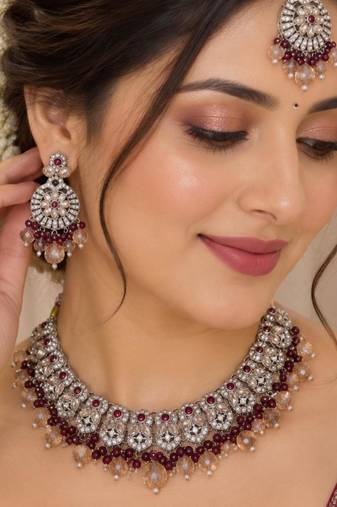 Maroon mehandi-plated agate stone necklace set with earrings & maang tikka