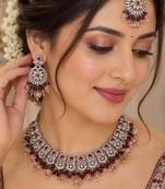Maroon mehandi-plated agate stone necklace set with earrings & maang tikka