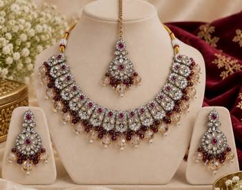 Maroon mehandi-plated agate stone necklace set with earrings & maang tikka 2
