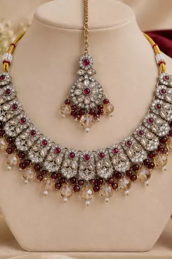 Maroon mehandi-plated agate stone necklace set with earrings & maang tikka