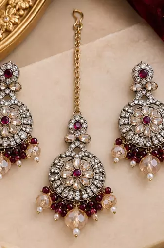 Maroon mehandi-plated agate stone necklace set with earrings & maang tikka