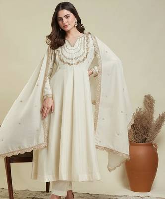 Off white embroidery vichitra silk kurta with pant and dupatta 1