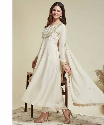Off white embroidery vichitra silk kurta with pant and dupatta 3