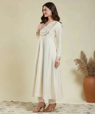 Off white embroidery vichitra silk kurta with pant and dupatta 4