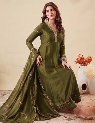 Mehendi party wear embroidery vichitra silk blend kurta with pant and dupatta 1
