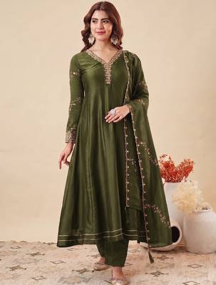 Mehendi party wear embroidery vichitra silk blend kurta with pant and dupatta 2