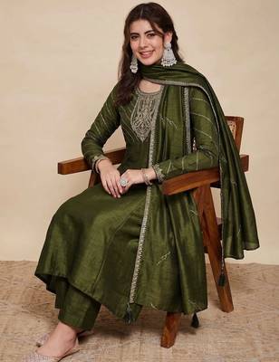 Mehendi party wear embroidery vichitra silk blend kurta with pant and dupatta 1