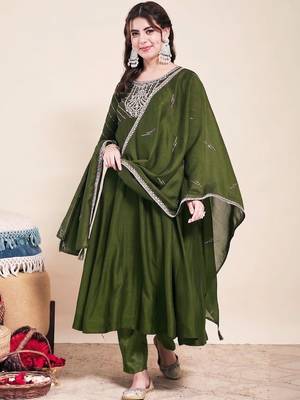 Mehendi party wear embroidery vichitra silk blend kurta with pant and dupatta 3