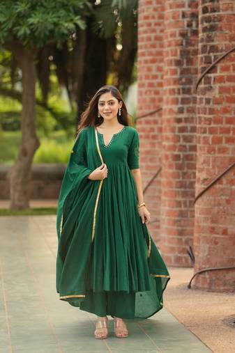Green floral printed pure cotton embroidered kurta set with dupatta & trousers for women